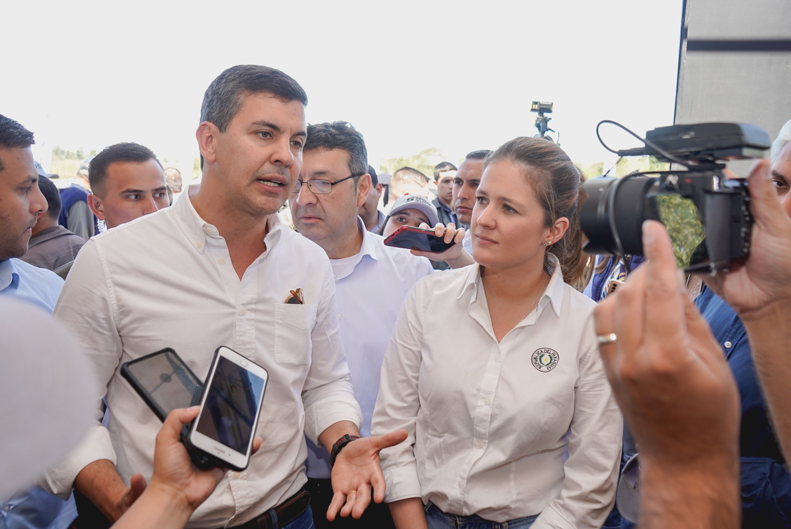 Presidente de la República, Santiago Peña, y presidenta del INFONA, Cristina Goralewski, en el lanzamiento de la siembre de soja 2022