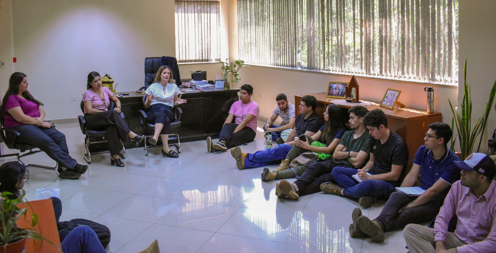 Presidenta del INFONA recibe visita de estudiantes de Ingeniería Forestal