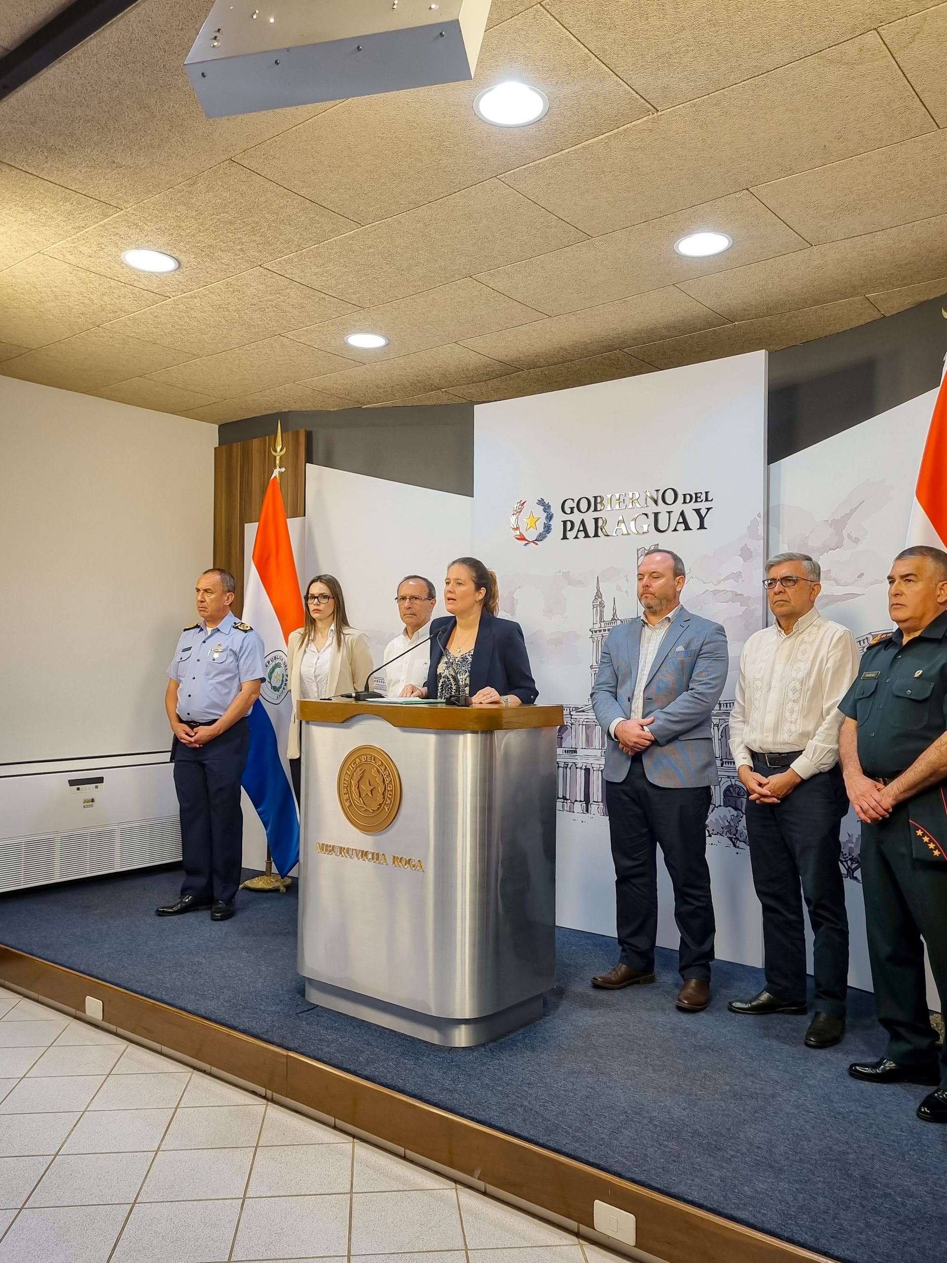 Ante los incendios forestales de gran magnitud que se desataron en el Cerro Chovoreca, autoridades nacionales se dieron cita en Mburuvicha Róga, este lunes 9 de septiembre, y dieron a conocer las medidas urgentes que se desplegarán para controlar el fuego y castigar a los responsables. Desde la Presidencia de la República, existen instrucciones claras de ejecutar acciones implacables ante los incendios forestales provocados. En este contexto, se identificó el sitio exacto donde inició uno de los incendios en curso, que afecta al chaco paraguayo en específico y a la calidad del aire en el país en general. Ante esto se tomarán medidas legales documentadas contra los responsables. Por otro lado, se reforzará el combate a los incendios forestales en todos los frentes, con todas las instituciones involucradas y con el despliegue de toda la logística necesaria. Por su parte, la presidenta del INFONA, Cristina Goralewski, manifestó: “Identificamos que este foco de incendio inició el 2 de septiembre. Actualmente estamos finalizando el informe que será presentado hoy mismo a la Fiscalía Zonal de Fuerte Olimpo y se dará apertura a los sumarios administrativos por parte del INFONA y del MADES”. Las propiedades serán intervenidas y se buscará sentar precedente con castigos ejemplares contra quienes provocan incendios forestales, perjudicando los ecosistemas y la salud de toda la población. Situación país A nivel país, los datos arrojados por el monitoreo de focos de calor y fuegos activos para el periodo del 1 al 7 de septiembre de 2024, registran un total de 6.848 focos de calor distribuidos en el territorio nacional, con mayores registros durante el horario de la tarde. En este contexto, se registró una superficie estimada de afectación de 105.909,82 hectáreas a nivel país y unas 84.000 hectáreas correspondientes a la zona del Cerro Chovoreca. El INFONA, como ente regulador de la Ley de Manejo Integral del Fuego, advierte del peligro de ocurrencia de nuevos incendios forestales causados por la quema ilegal de basura, matorrales, campos y/o pastizales como práctica de cultivo, por lo que se solicita tomar conciencia y frenar las prácticas de quemas de manera urgente. Finalmente, en caso de presenciar un incendio forestal, se debe buscar una zona segura y limpia, lejos del lugar del incendio y del humo. Por seguridad, no se recomienda intentar combatir el fuego, se debe comunicar de inmediato con las personas capacitadas para actuar en caso de emergencias: 132 - Bomberos Voluntarios. 911 - Policía Nacional. Municipalidad afectada. Sobre el INFONA. El Instituto Forestal Nacional (INFONA) tiene como objetivo general la administración, promoción y desarrollo sostenible de los recursos forestales del país, en cuanto a su defensa, mejoramiento, ampliación y racional utilización. Su misión es promover la gestión forestal sostenible a través de una política participativa e inclusiva, cumpliendo con las leyes de competencia y brindando productos, servicios y tecnologías que aporten al desarrollo económico, social y ambiental del país.
